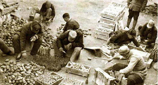 徐工集團(tuán)的前身華興鐵工廠誕生，后發(fā)展為徐州重型機(jī)械廠