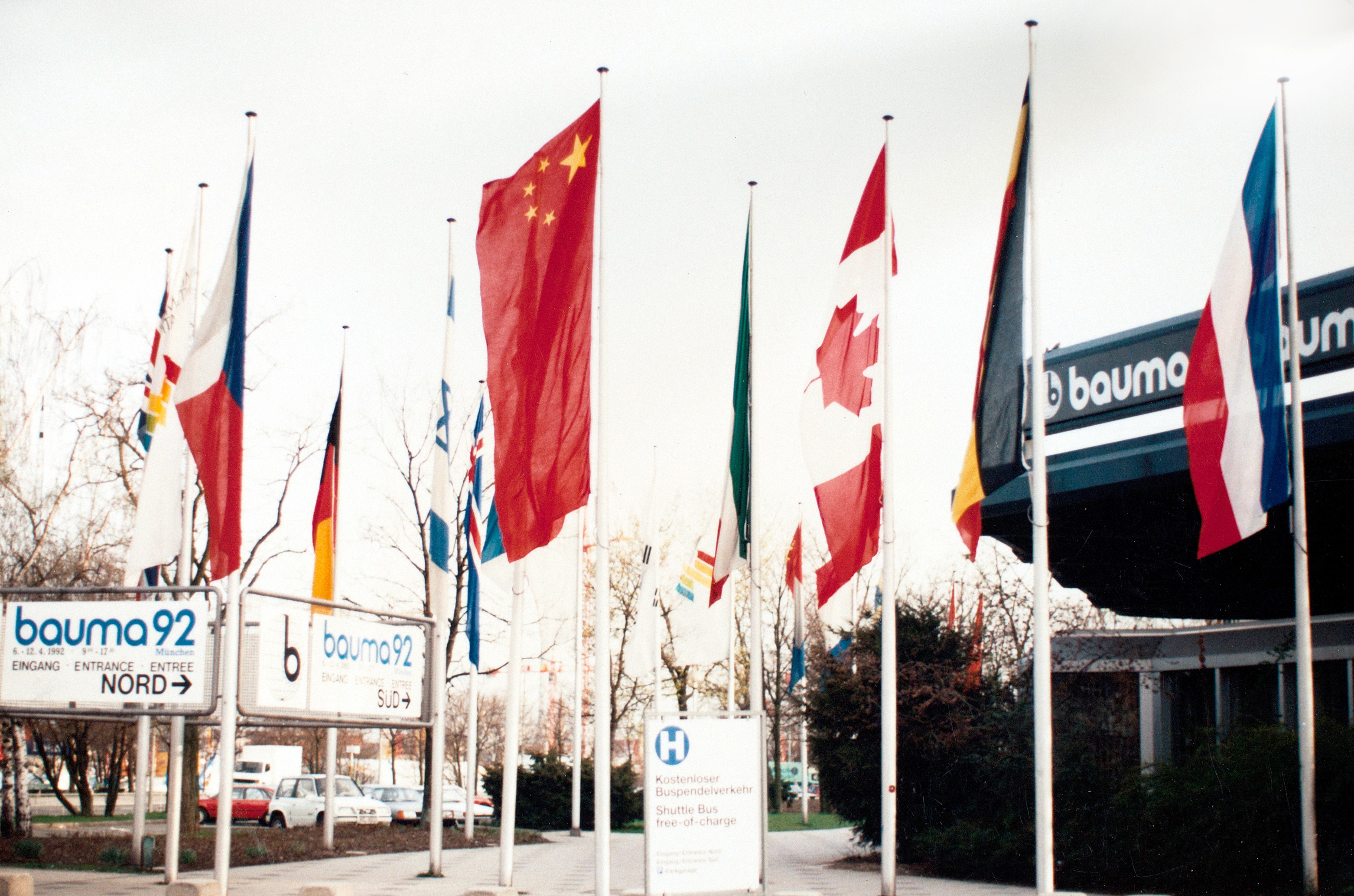 徐工成為行業(yè)首家取得自營出口權(quán)的企業(yè)，正式拉開國際化序幕；是年，徐工代表行業(yè)首次參加德國寶馬展