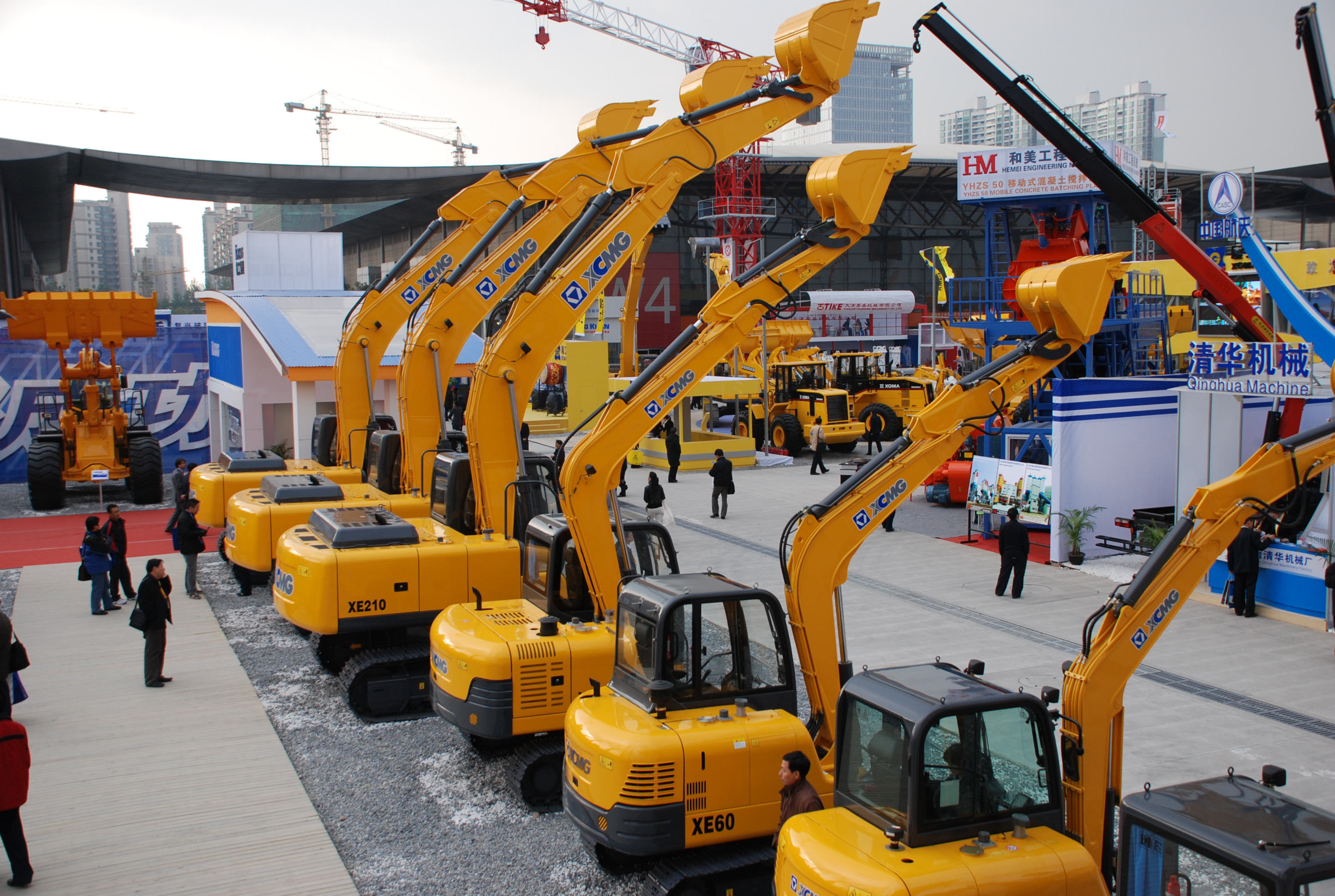 徐工與凱雷投資集團(tuán)發(fā)表聯(lián)合聲明終止合作，獨(dú)立進(jìn)行重組；是年，徐工與卡特彼勒終止合作，獨(dú)資成立徐州徐工挖掘機(jī)械有限公司