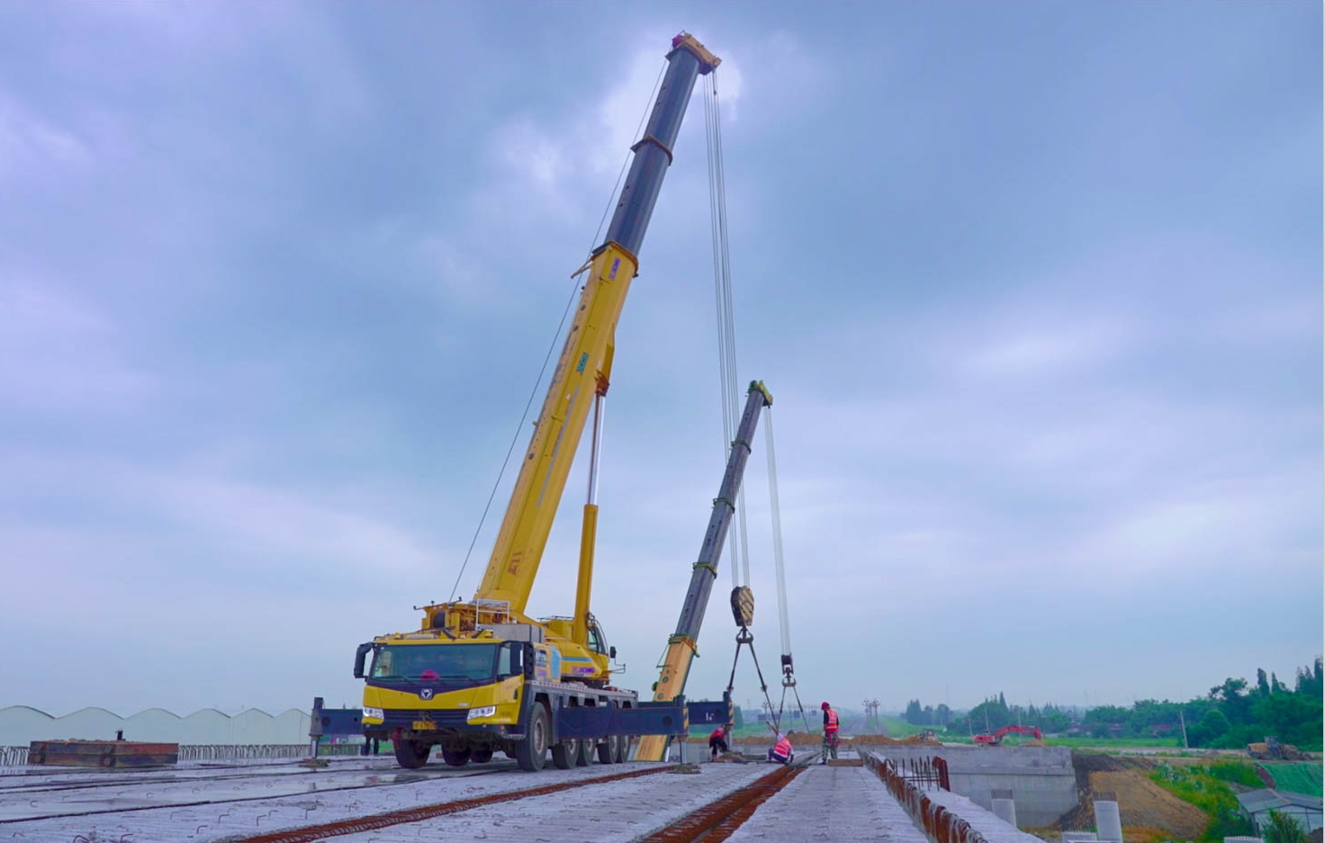 空中對(duì)飛接力！徐工三款百噸級(jí)聯(lián)袂抬吊！