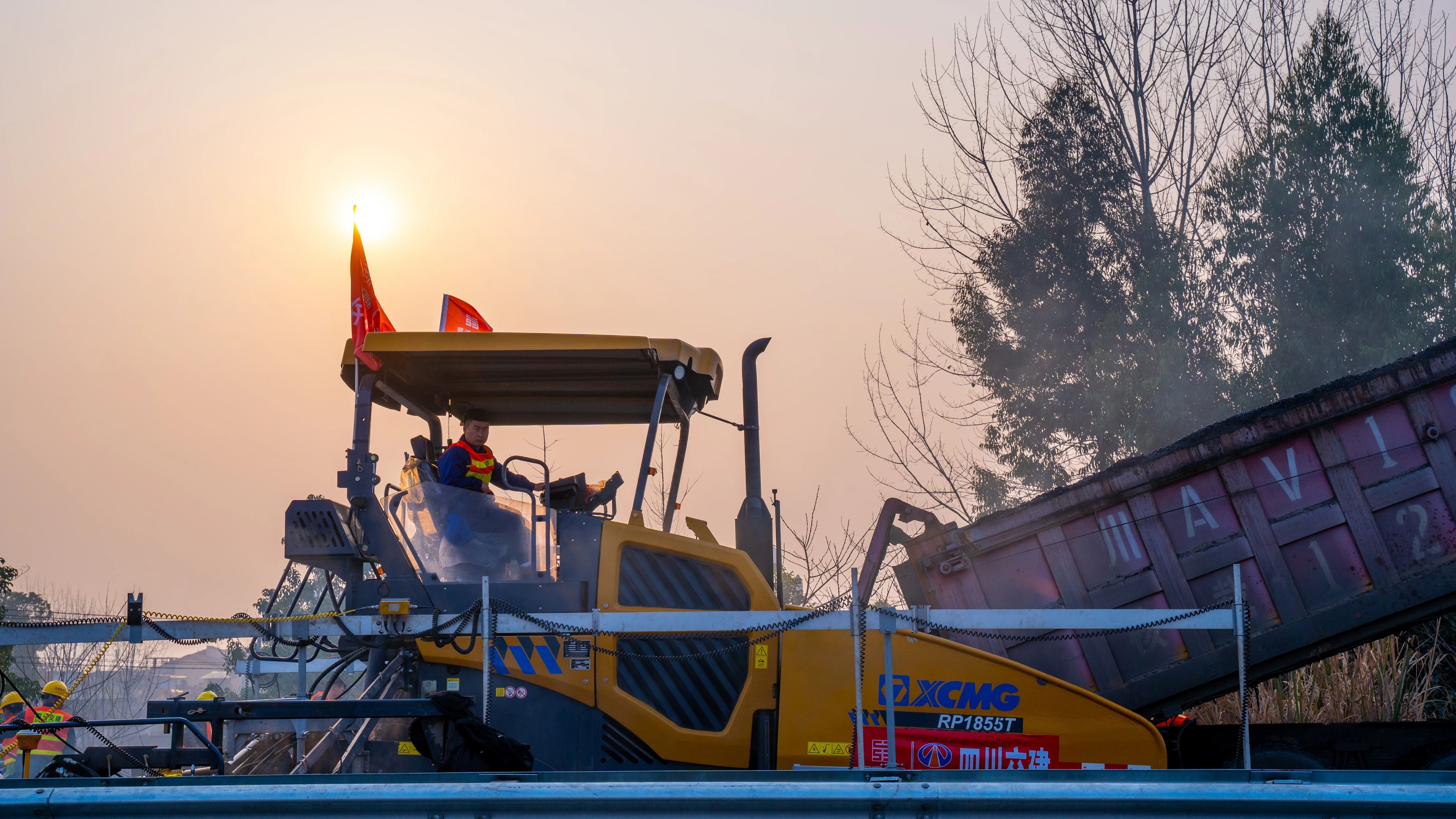 18天！徐工成套瀝青路面裝備助力成綿高速罩面施工！