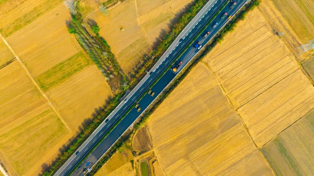 揚(yáng)民族自信！徐工成套瀝青路面裝備助力家鄉(xiāng)高速建設(shè)！