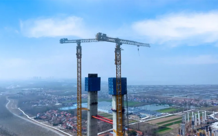 沖刺！徐工XGT2230A-100S助建武漢雙柳長(zhǎng)江大橋