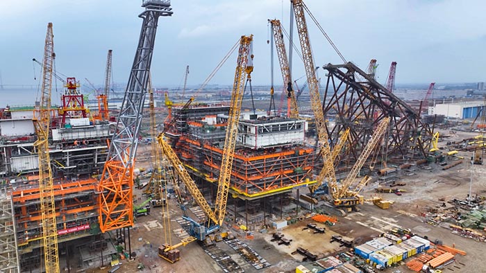 【全球之履】總重37000噸！徐工履帶兄弟團(tuán)助力大型深水導(dǎo)管架建設(shè)