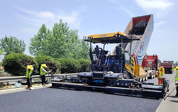 RP905IV攤鋪機(jī)閃耀淮徐高速！