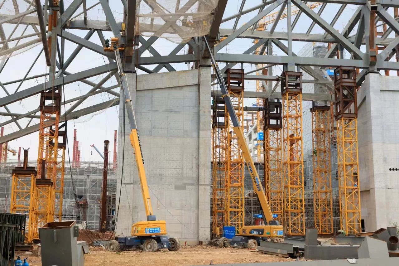 復(fù)雜環(huán)境顯身手！“徐工金”助力深圳冰雪世界