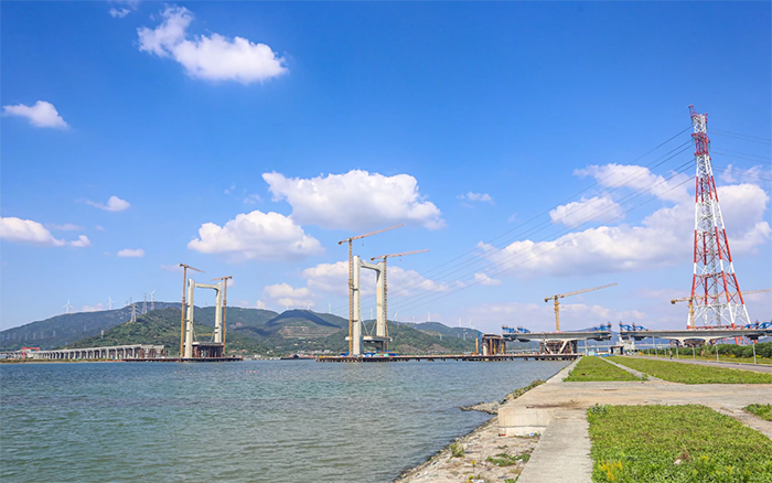 “牽手”群島！徐工塔機(jī)助力世界級(jí)跨海連島工程刷新“進(jìn)度條”