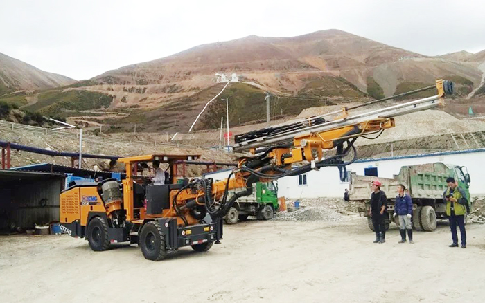 鐵礦開采，徐工礦用液壓掘進(jìn)鉆車先入為主！