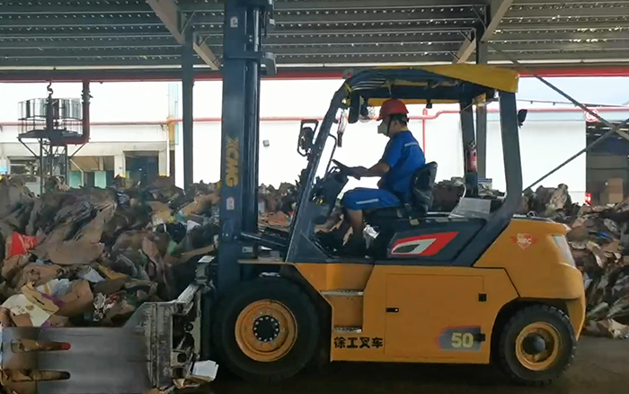 有實(shí)力！徐工孔雀電動(dòng)叉車強(qiáng)勢(shì)入駐造紙行業(yè)