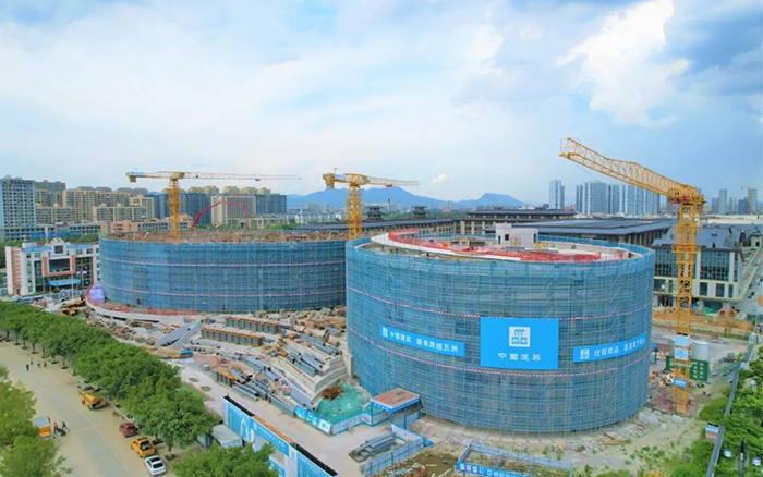 逐浪揚(yáng)帆，徐工塔機(jī)吊起蒼南大劇院“鋼鐵脊梁”