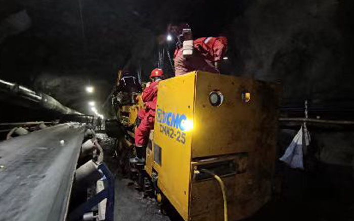 綜掘裝備上新！徐工CMM2-25煤礦用錨桿鉆車首發(fā)