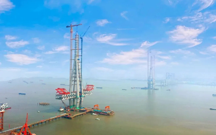 徐工建設(shè)！世界最高橋塔常泰長(zhǎng)江大橋主塔順利封頂！