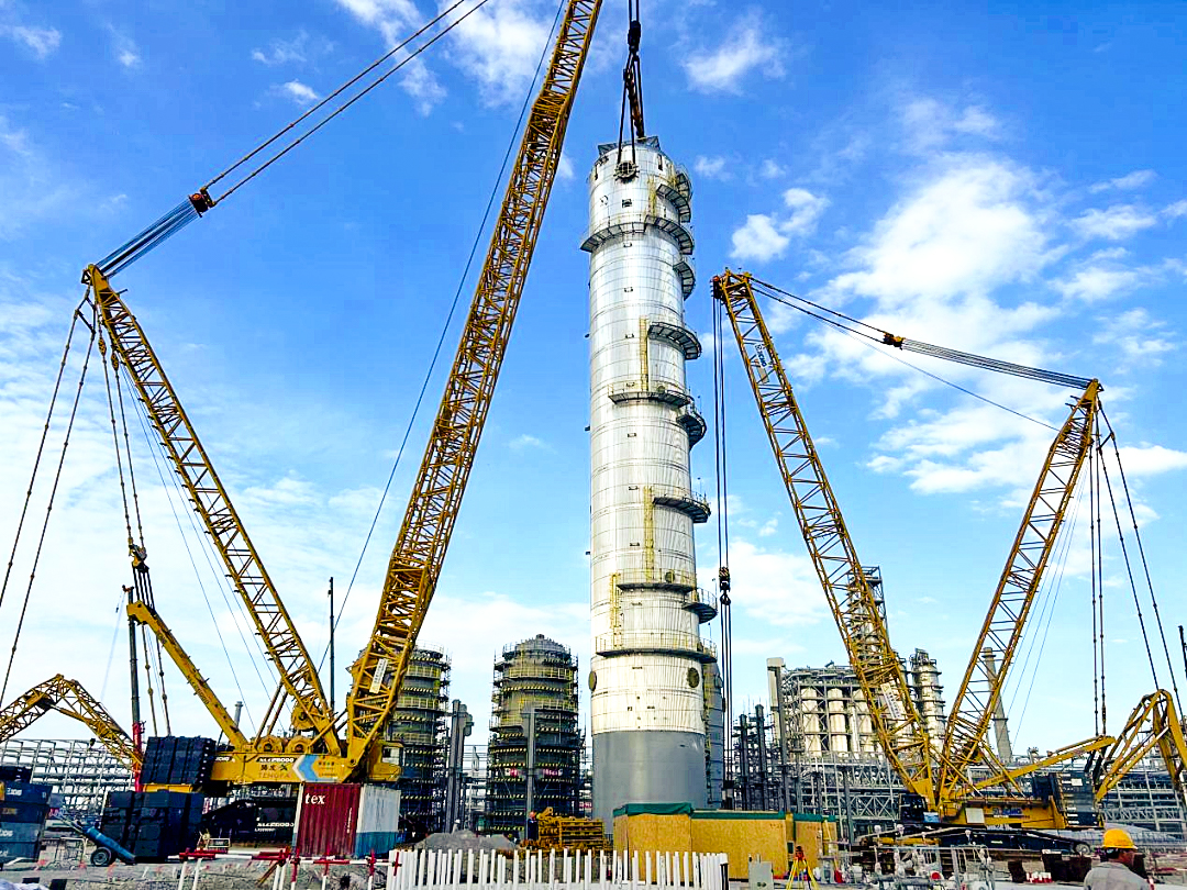 雙機(jī)聯(lián)動(dòng)！徐工履帶起重機(jī)助力全國(guó)丙烯腈行業(yè)“最大最重單體設(shè)備”成功就位