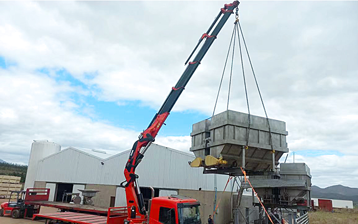 徐工SQZ660折疊臂隨車(chē)起重機(jī)助力海外某釀酒工廠搬遷轉(zhuǎn)運(yùn)