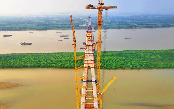 308米！徐工塔機(jī)助力世界最大跨度三塔斜拉橋喜封金頂
