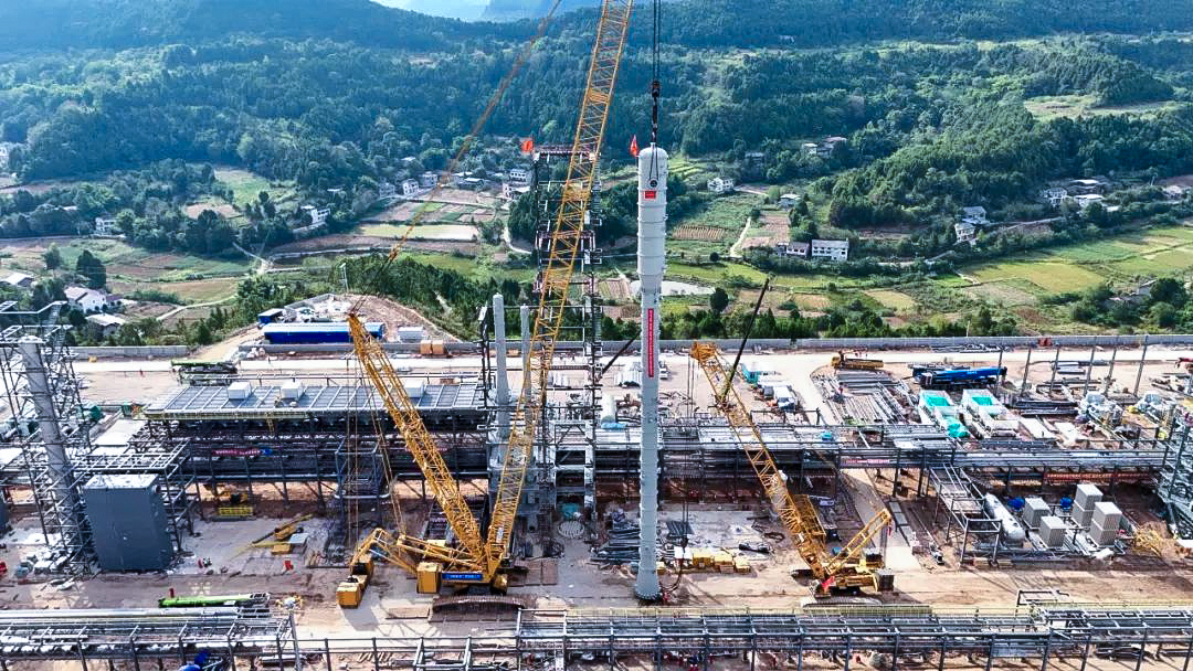 一次性成功！徐工履帶兄弟助力大型油氣田最長(zhǎng)整體塔類吊裝