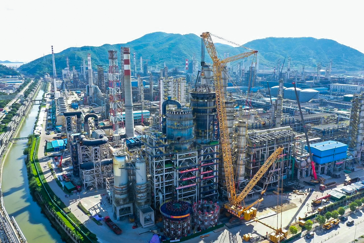 吊重達(dá)648.6噸！XLC30000助力石化設(shè)備大檢修