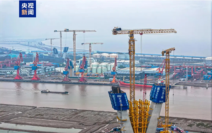 央視聚焦！徐工超大塔助建世界級(jí)橋梁工程！