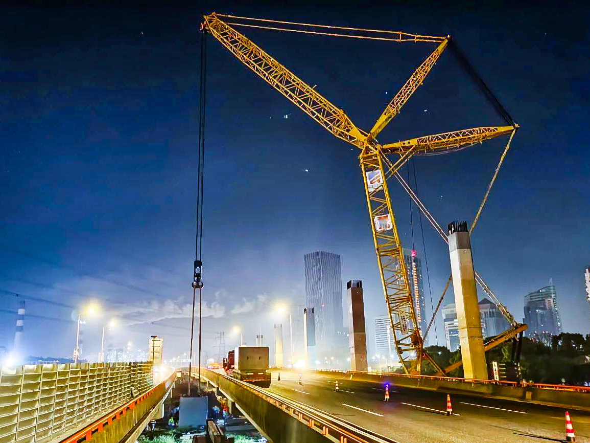 僅用4小時(shí)！XGC650跨高速助力沿江通道鋼蓋梁成功吊裝