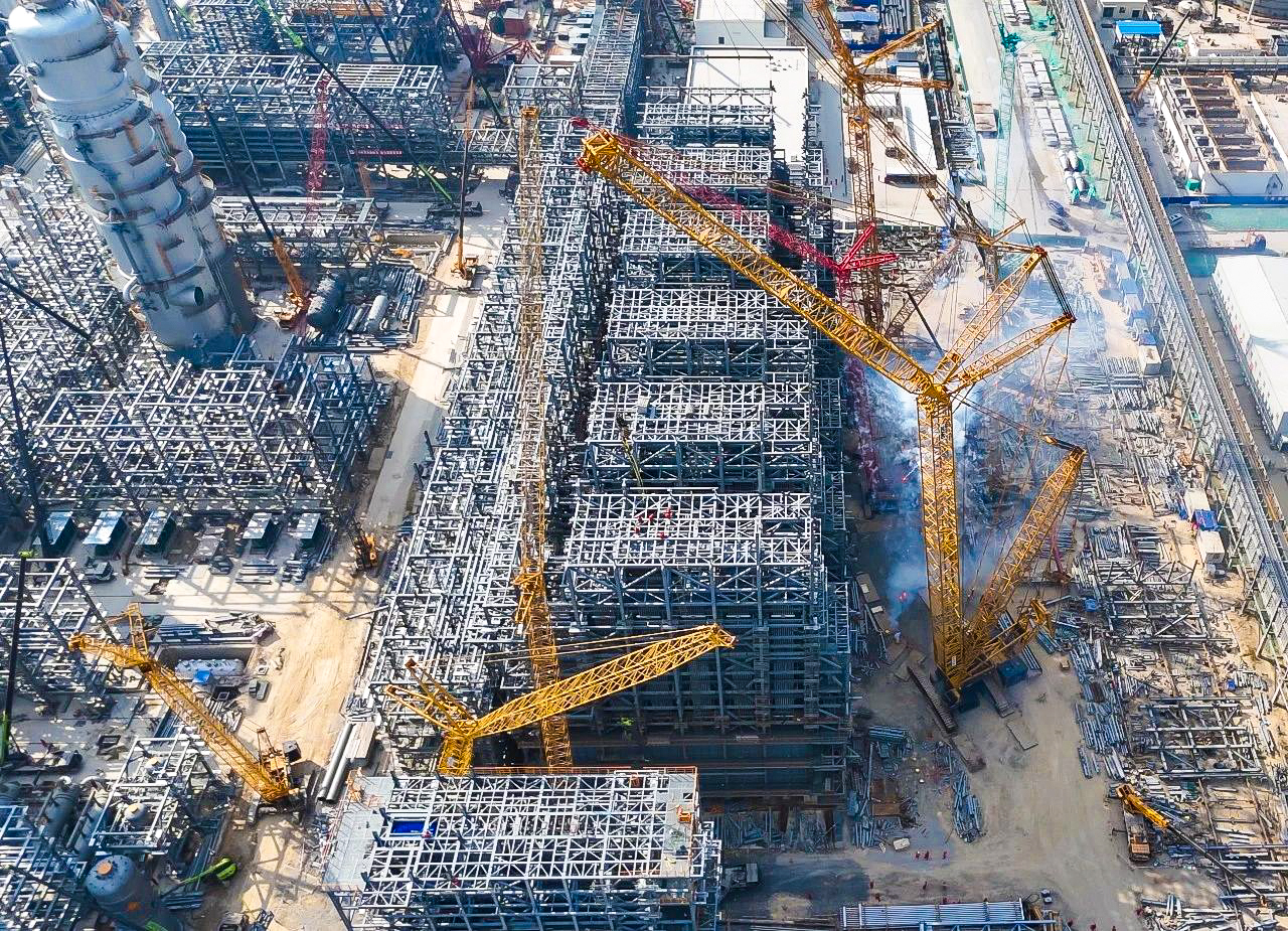 總重9000噸！XGC12000助力大型石化乙烯項(xiàng)目對(duì)流段模塊吊裝