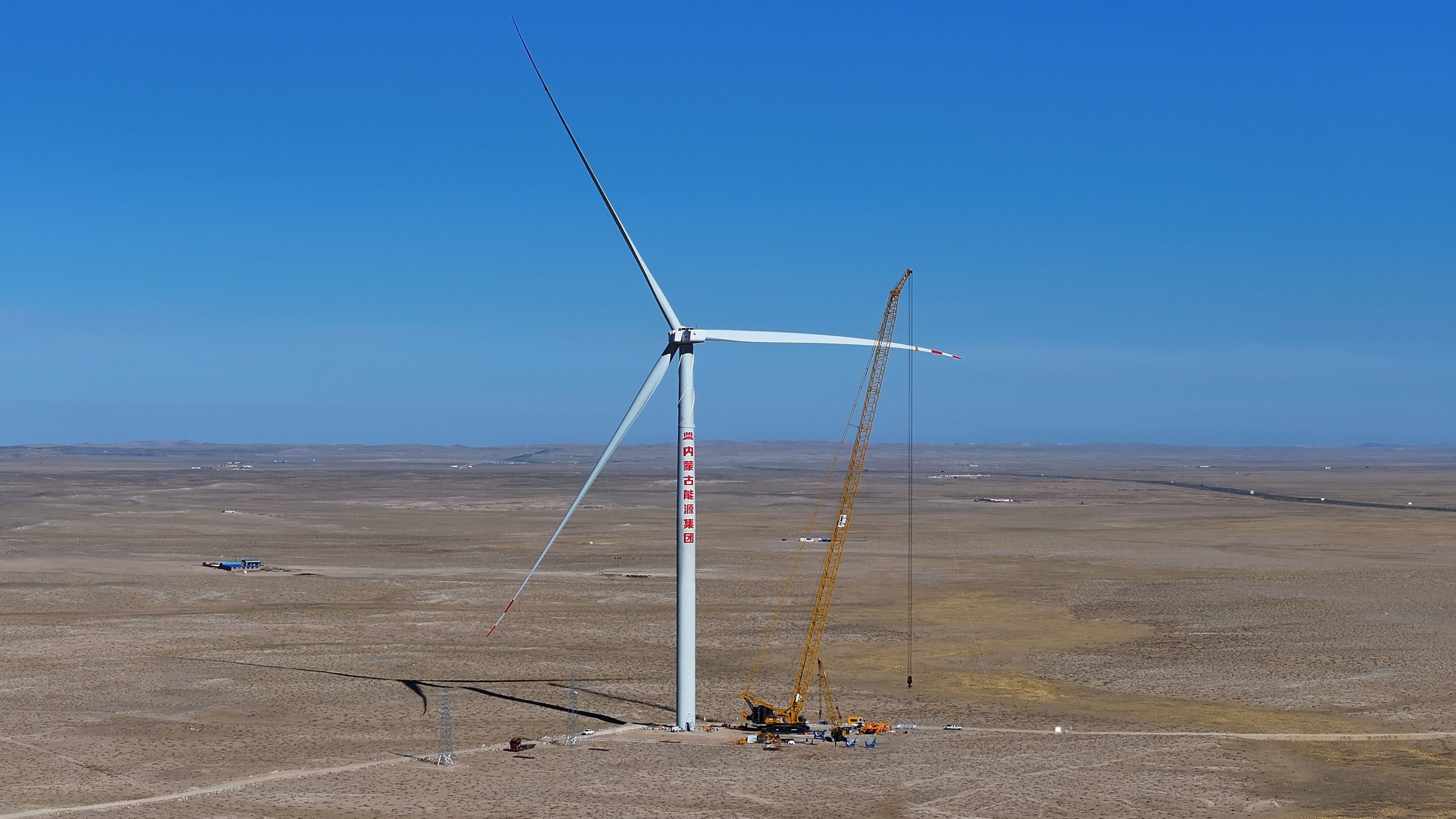 1300噸級(jí)新品風(fēng)電首秀！徐工千噸級(jí)起重機(jī)再添實(shí)力干將