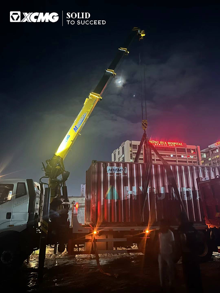 徐工隨車(chē)起重機(jī)在東南亞出色完成集裝箱轉(zhuǎn)運(yùn)施工