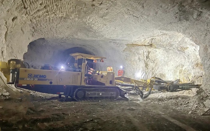 窄小巷道作業(yè)！徐工掘進鉆車助力鐵礦開采
