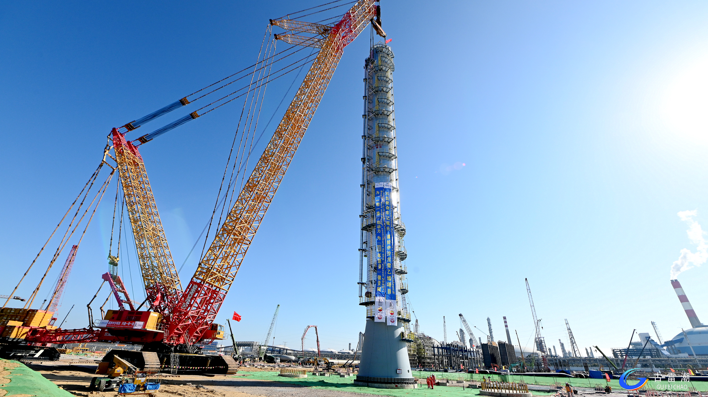 吊重1150噸！XGC88000助力大型石化項(xiàng)目首臺(tái)千噸級(jí)設(shè)備精準(zhǔn)就位