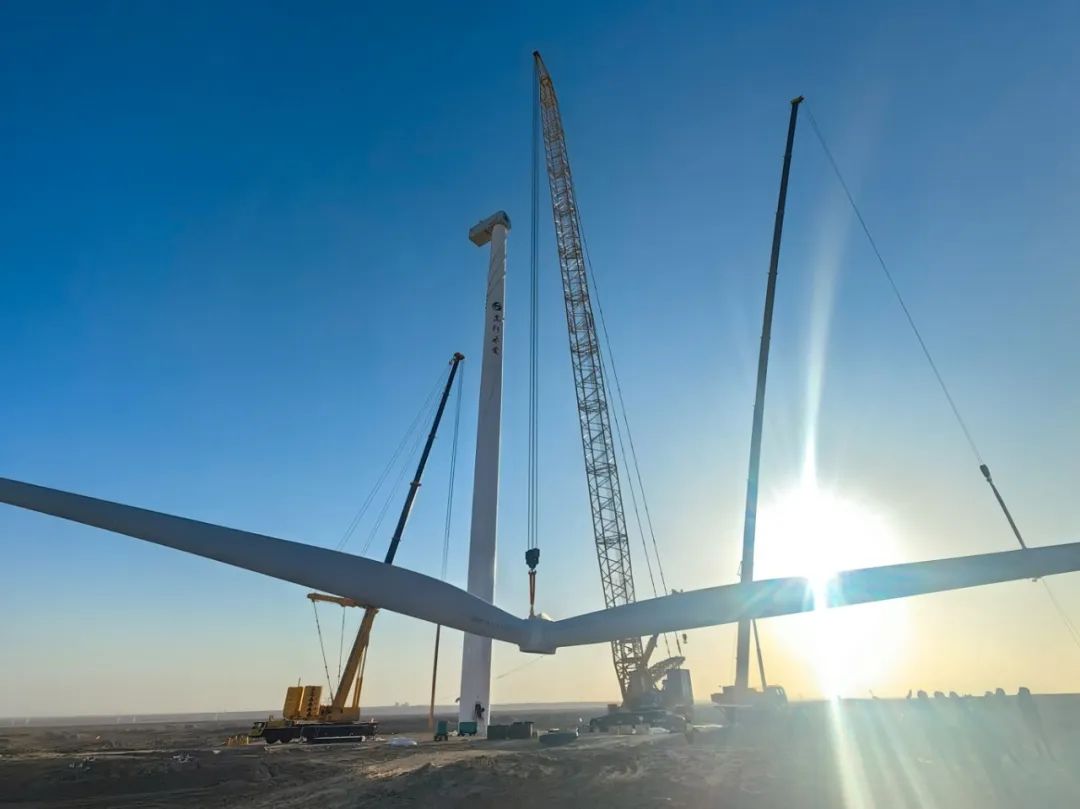 “零偏差”！西北戈壁現(xiàn)風(fēng)電“超級(jí)大片”，徐工XLC18000M領(lǐng)銜多機(jī)協(xié)同吊裝