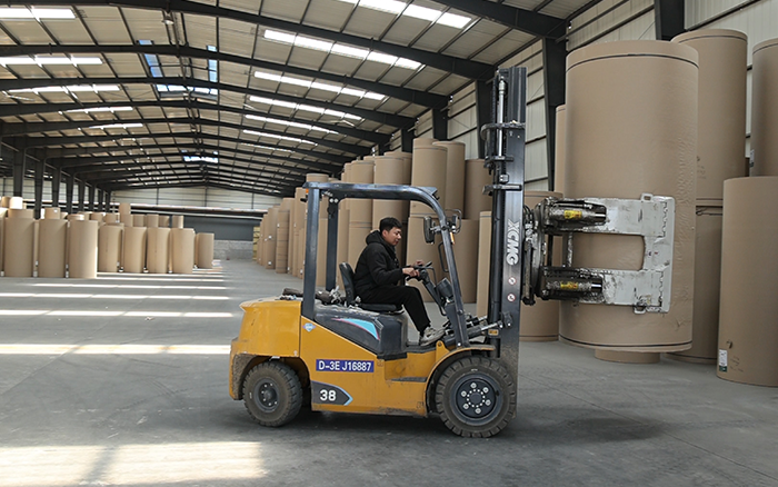 徐工新E叉車，為紙廠搬運(yùn)難題 “精準(zhǔn)破局”