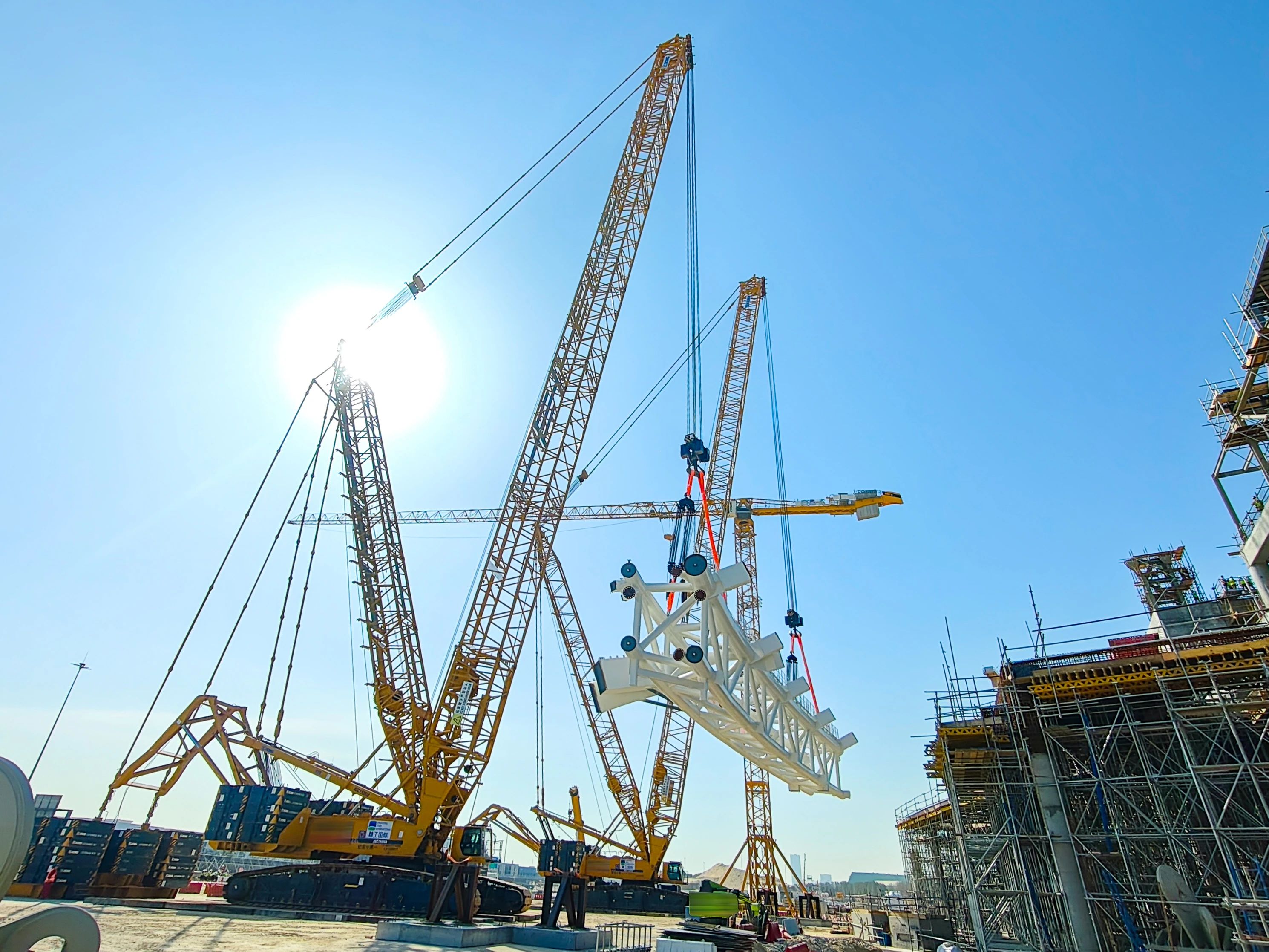 毫米級(jí)精度托舉世界杯夢(mèng)想——徐工履帶起重機(jī)奮戰(zhàn)沙特！