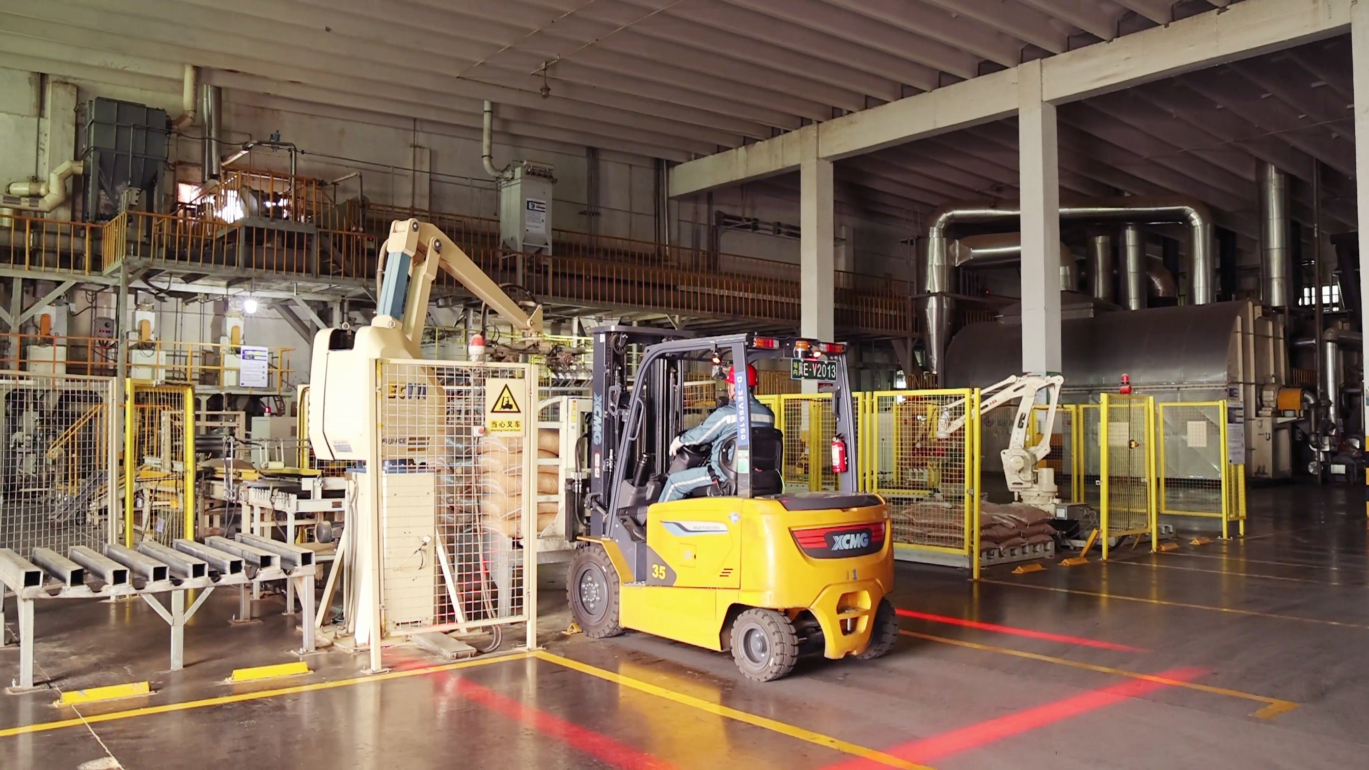 徐工鯤鵬系列新能源叉車，食品廠物料搬運(yùn)新方案