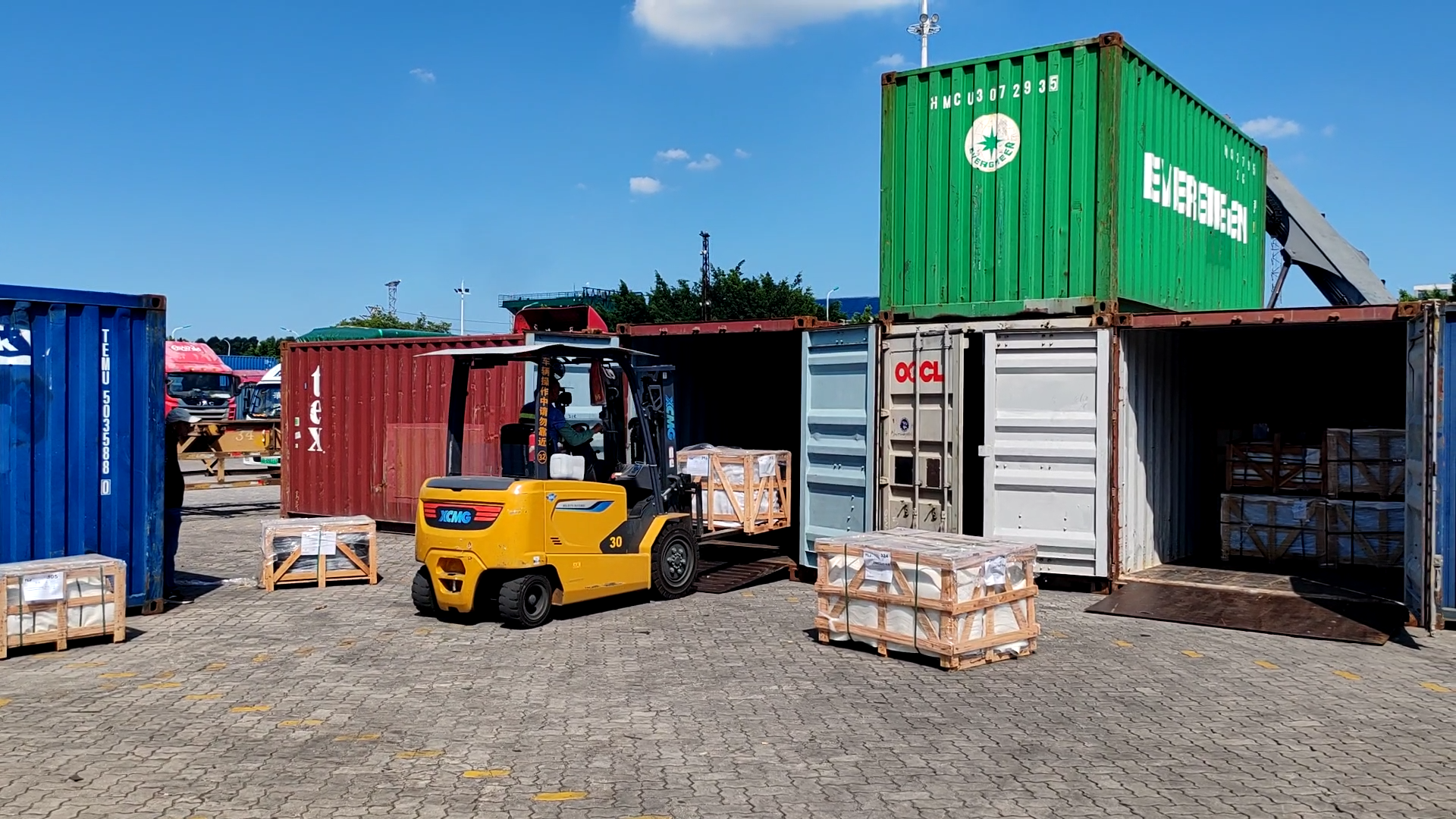 可進(jìn)箱操作的徐工電動(dòng)平衡重叉車