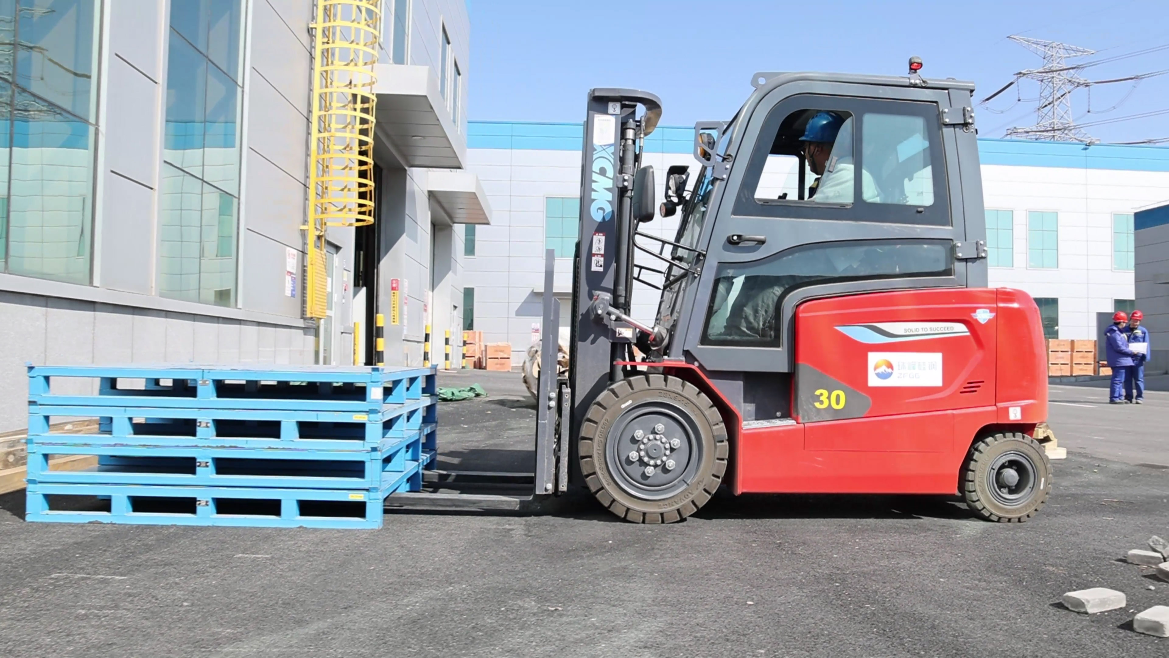 小巧精悍，徐工鯤鵬系列電動(dòng)平衡重叉車制造業(yè)大展身手