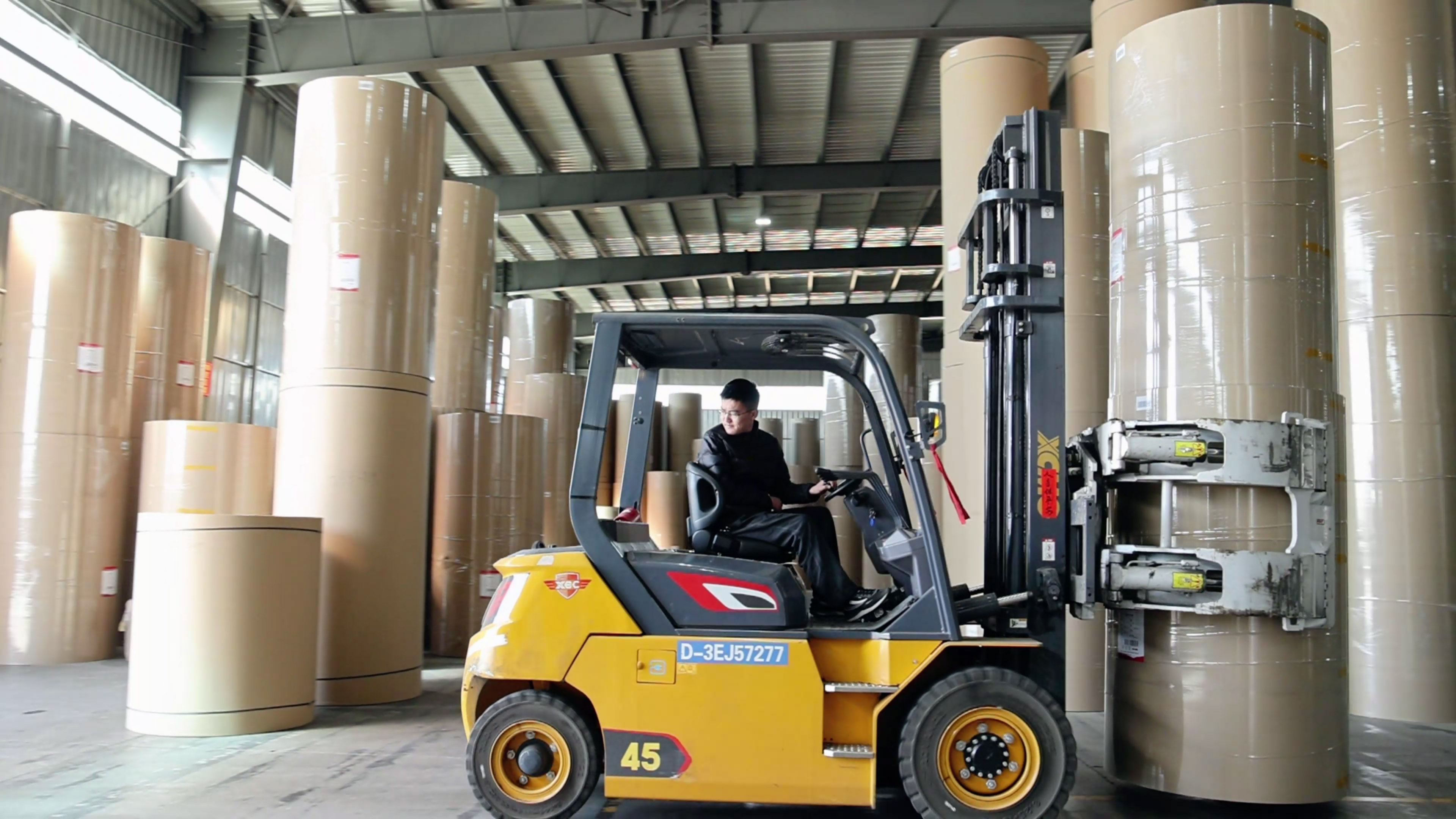 紙卷廠搬運(yùn)利器，徐工孔雀系列高壓重載電動(dòng)叉車