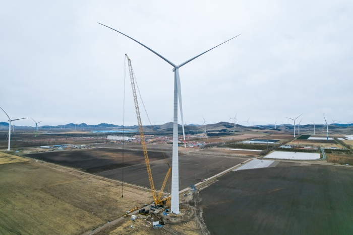 高空之巔，再鑄榮光！XLC18000M助力大型風(fēng)電場(chǎng)首臺(tái)185米風(fēng)機(jī)成功吊裝