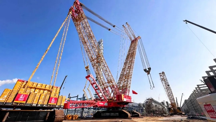 全球首臺(tái)問(wèn)世的4000噸履帶式起重機(jī)，再創(chuàng)國(guó)內(nèi)吊裝新紀(jì)錄！