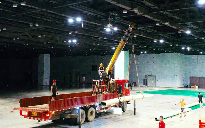 高效穩(wěn)護(hù)航，徐工隨車(chē)起重機(jī)賦能廣西會(huì)展中心體育場(chǎng)館塑膠鋪設(shè)