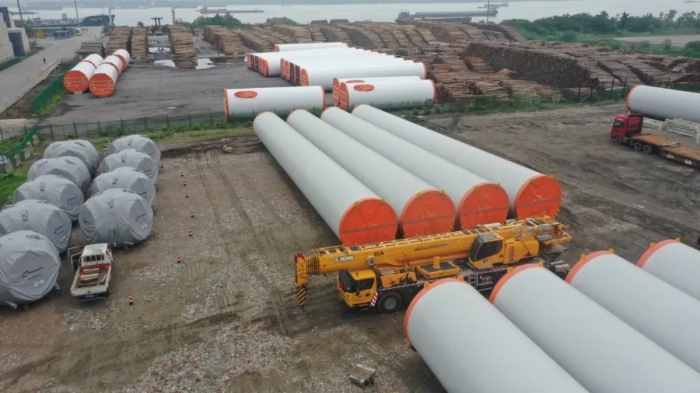 空間太??？在下徐工G2代可變支腿，百噸塔筒在港口“穩(wěn)運(yùn)”！