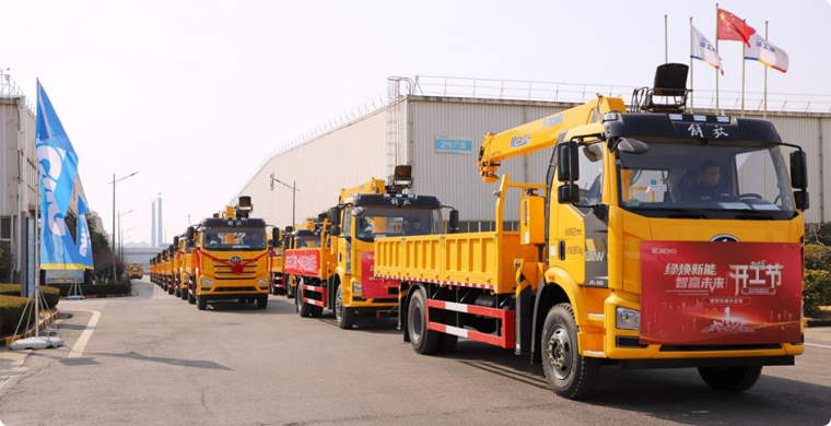 2025年，徐工&解放“整車(chē)一體化”隨車(chē)起重機(jī)批量發(fā)車(chē)，閃耀開(kāi)門(mén)紅！