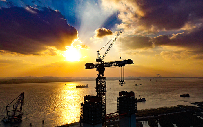 筑夢(mèng)云端 徐工超大塔助力“超級(jí)工程”建設(shè)“滿弦”推進(jìn)