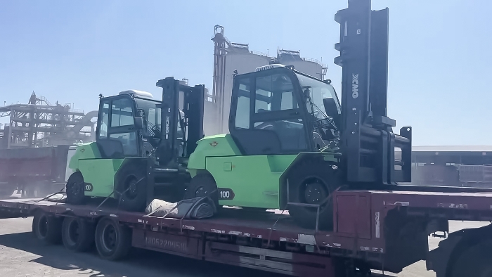 從室內(nèi)到室外，24小時(shí)不停歇！徐工孔雀叉車扎根新疆鋼材廠