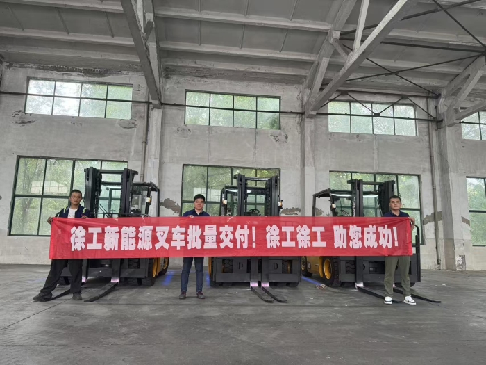 品質(zhì)與服務(wù)共拓市場(chǎng)新局！徐工孔雀叉車賦能冶金行業(yè)