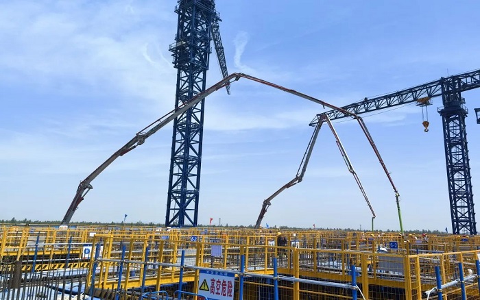 72米巨臂顯神威！徐工“鋼鐵俠”集結(jié)漢南長(zhǎng)江大橋