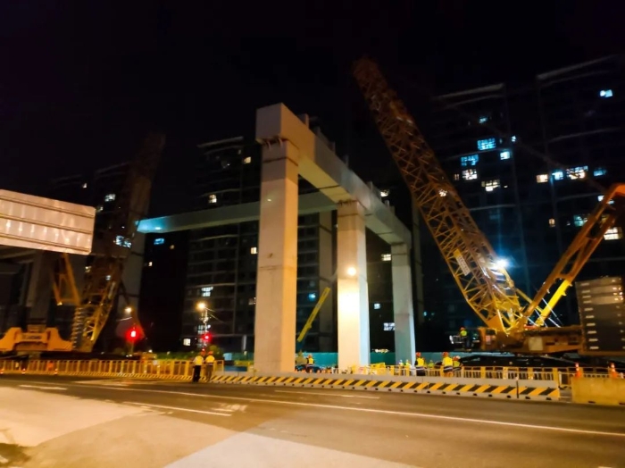 雙機(jī)聯(lián)動(dòng)，毫米操控！徐工XGC11000高效破解高架橋施工難題