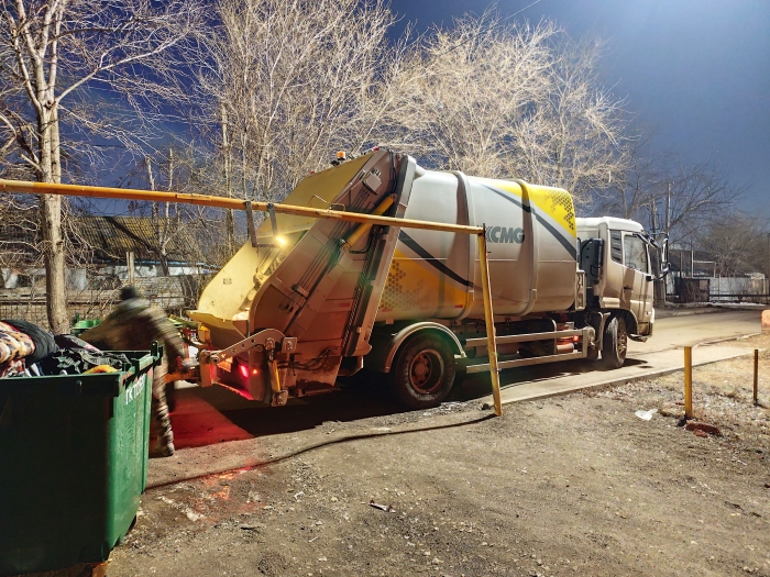 徐工后裝壓縮式垃圾車助力阿斯塔納：高效環(huán)保，助力城市清潔