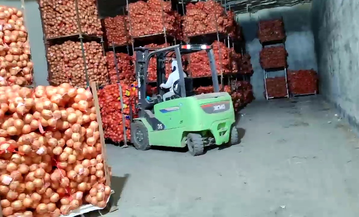 徐工鯤鵬系列新能源叉車，為食品冷庫(kù)工廠注入綠色動(dòng)能