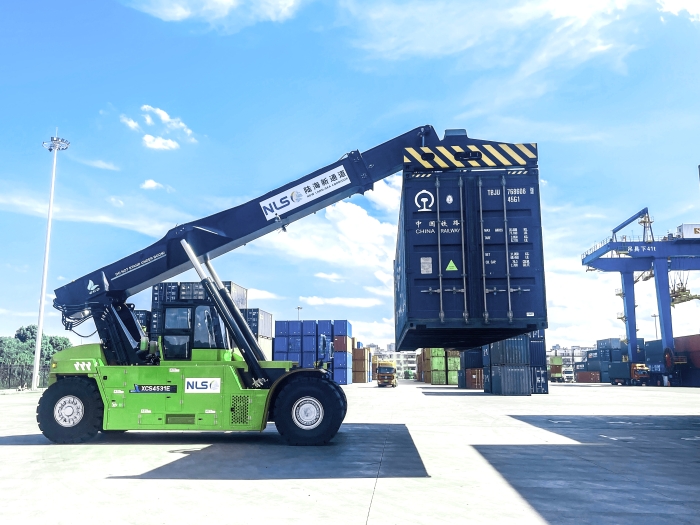 降本減碳雙突破！徐工XCS4531E領(lǐng)航西部陸海新通道核心樞紐綠色煥新