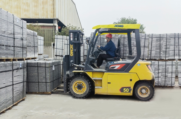 有“石”力！徐工孔雀電動(dòng)叉車強(qiáng)勢(shì)入駐石材廠