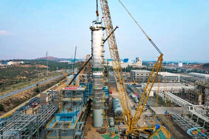二十載老將再建功！徐工QUY450協(xié)助XGC12000輕松搞定百噸精餾塔